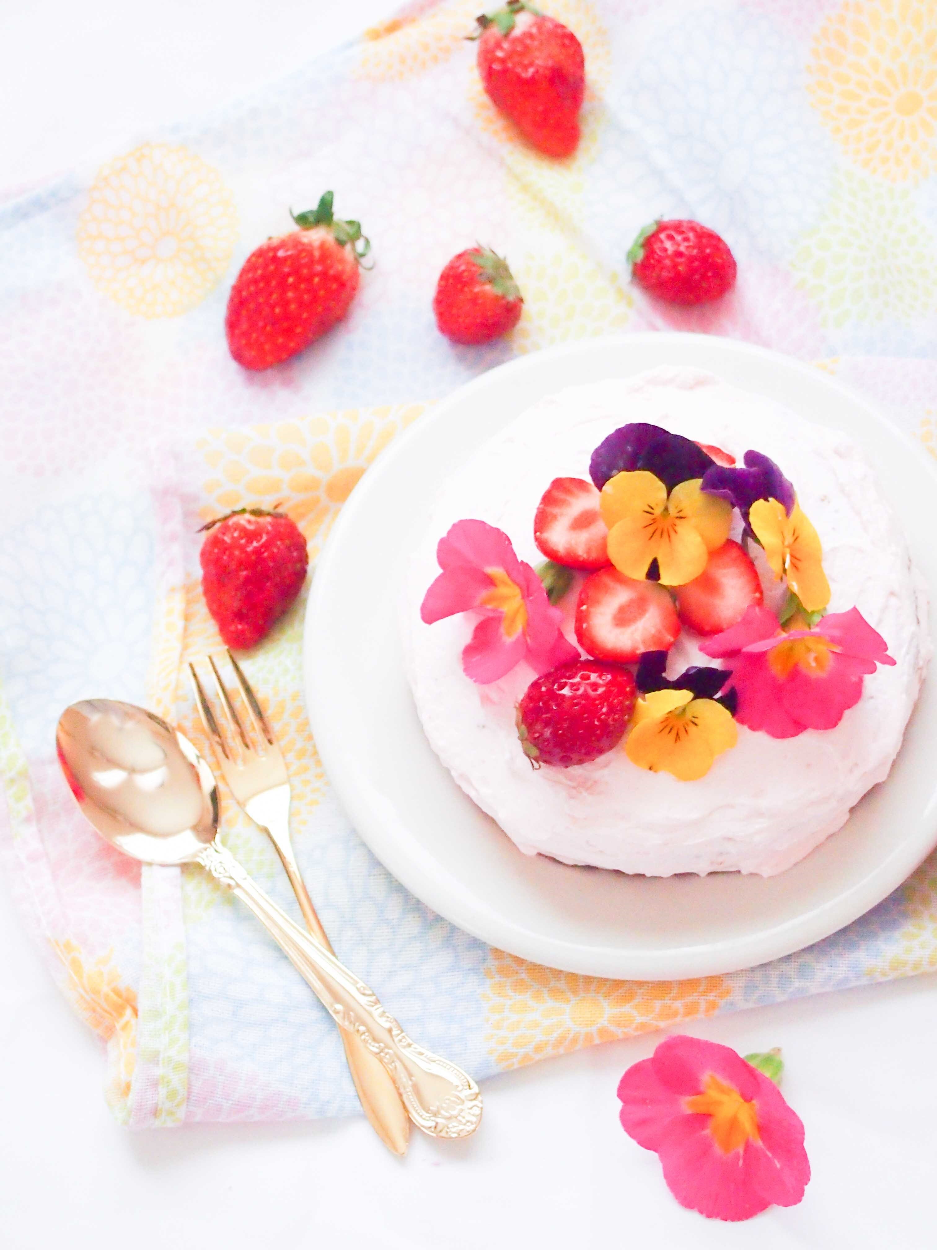 食べられるお花 エディブルフラワー を使った彩りメニュー いつもの食卓を特別にしよう 暮らしニスタ ケーキ やサラダの装飾として 近年 エディ ｄメニューニュース Nttドコモ